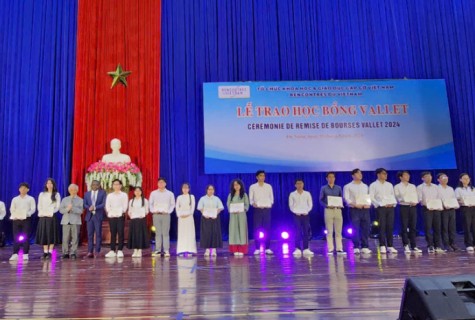 Anh dd sinh vien UED nhan hoc bong Vallet