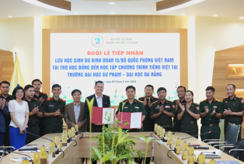 Anh dd Tiep nhan sinh vien Lao