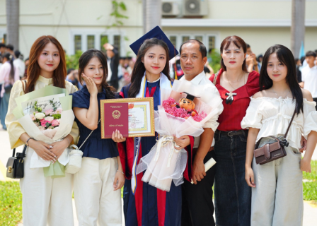 Sinh viên UED xúc động gửi lời tri ân trong ngày tốt nghiệp