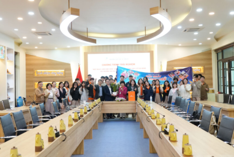 Học sinh Trường khối 12 Trường TH-THCS-THPT FPT trải nghiệm “Một ngày làm sinh viên” tại UED