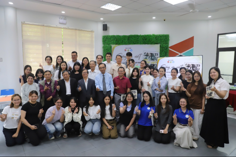 Từ trang sách đến giảng đường: sinh viên UED gặp gỡ tác giả Bùi Xuân