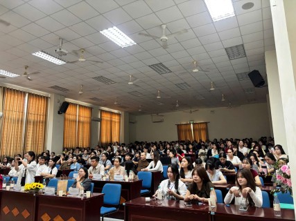 Từ góc nhìn của sinh viên Sư phạm Ngữ văn: “Chạm” vào văn hóa, “chạm” vào trách nhiệm