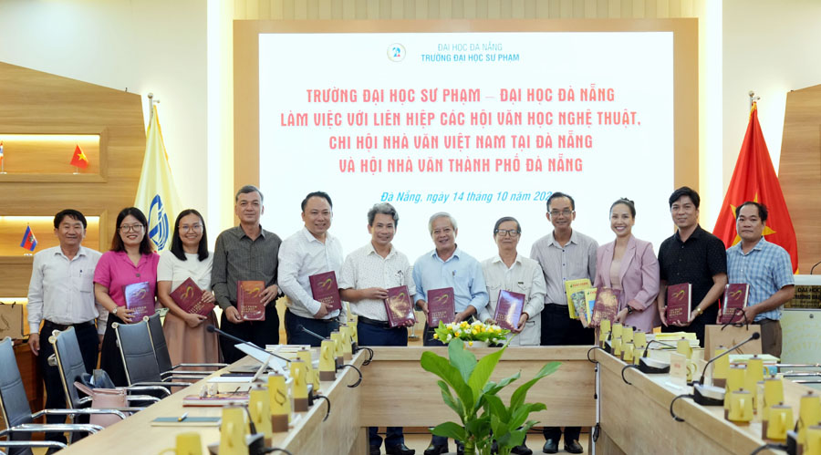 dt Chi hoi Nha van Da Nang lam viec tai UED4