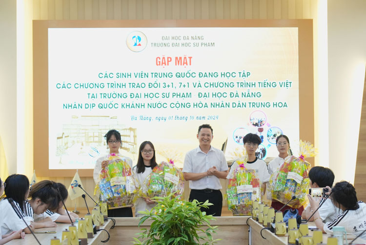 dtGap mat luu hoc sinh Trung Quoc nhan dip Quoc khanh 3