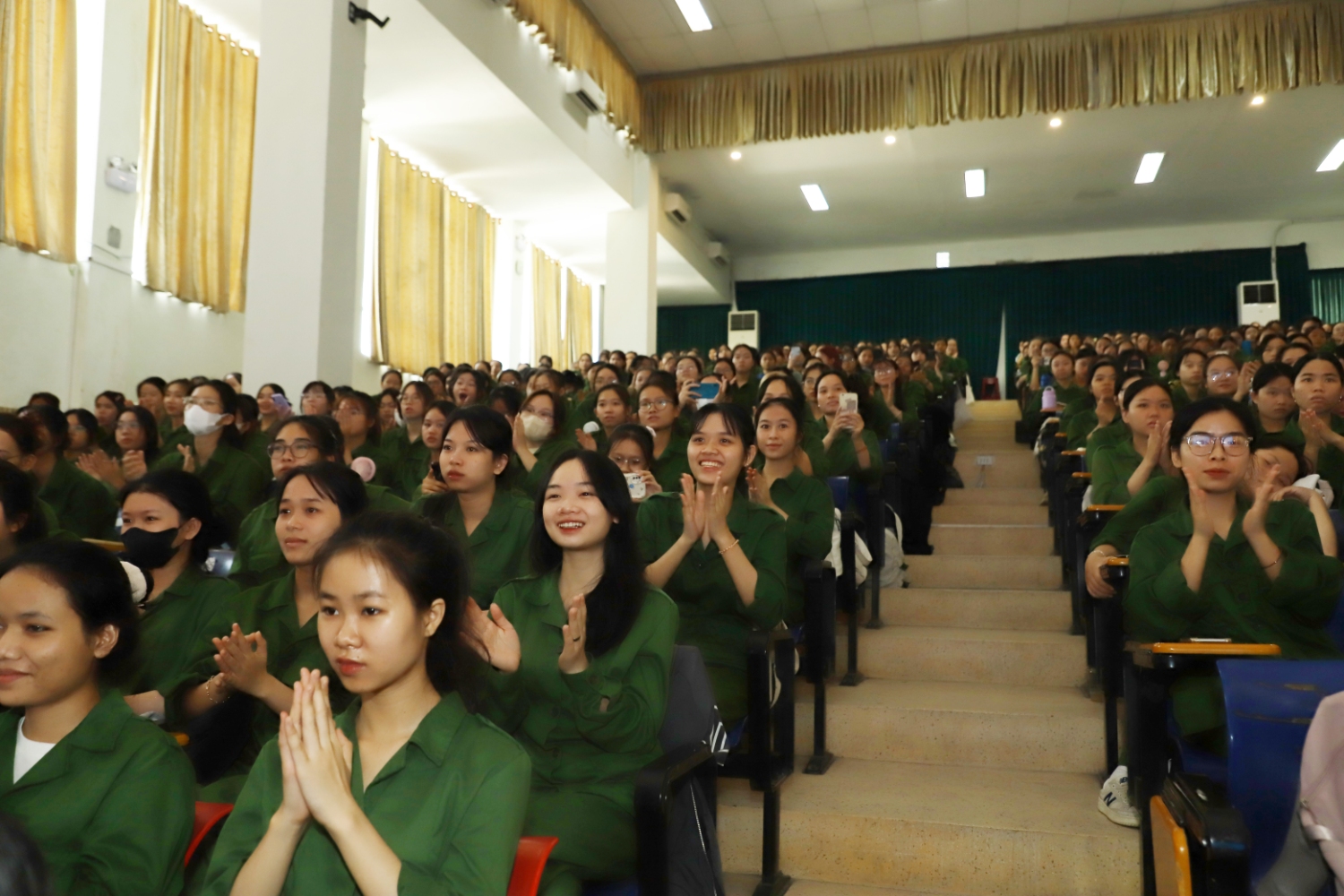 Sự theo dõi chăm chú và những tràng vỗ tay không ngớt.