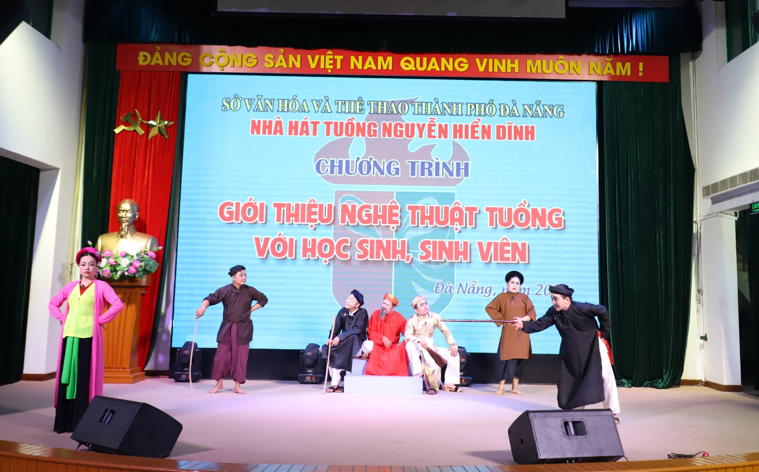 Tiết mục biểu diễn trích đoạn “Quan Âm Thị Kính” do các nghệ sĩ Nhà hát tuồng Nguyễn Hiển Dĩnh biểu diễn.