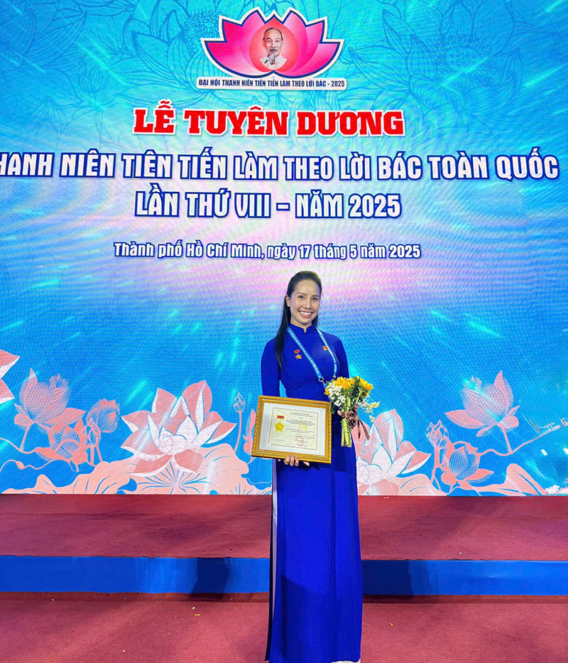 Co Tinh Uyen 01