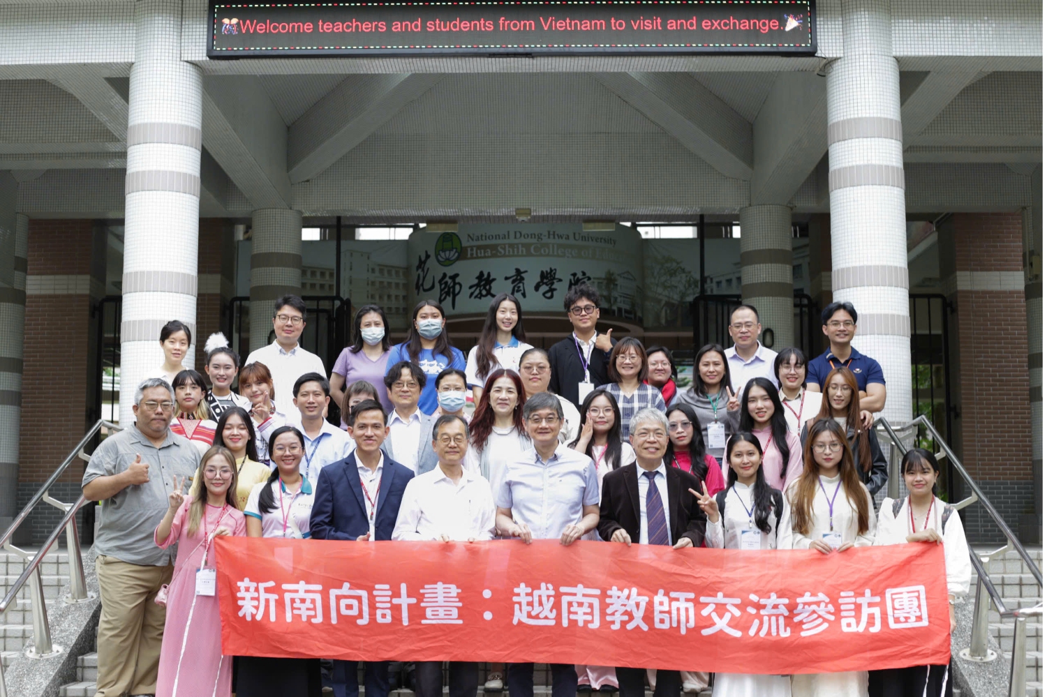 Đoàn giảng viên, sinh viên UED tại Đại học Quốc gia Đông Hoa.