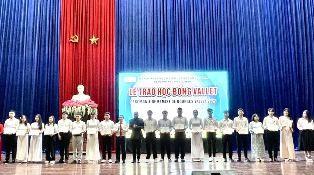 28 8 trao hoc bong